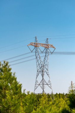 Elektrik direkleri. Ulusal otoyol boyunca yüksek voltajlı elektrik direkleri.