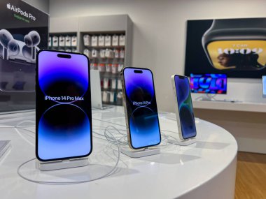 Antalya, Türkiye - 27 Eylül 2022: iphone 14 profesyonel maksimum akıllı telefon Apple mağazasında yeni açıldı