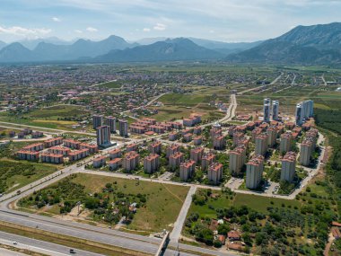 Antalya, Türkiye - 27 Eylül 2022: Antalya Türkiye 'nin kırsal kesiminde inşa edilen Toki sosyal konutlarının havadan görüşü
