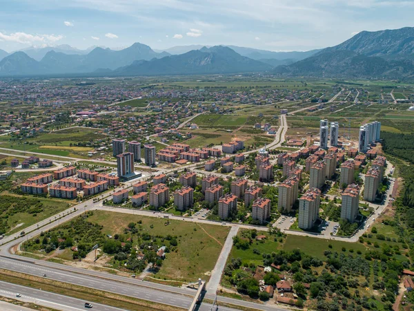 Antalya, Türkiye - 27 Eylül 2022: Antalya Türkiye 'nin kırsal kesiminde inşa edilen Toki sosyal konutlarının havadan görüşü