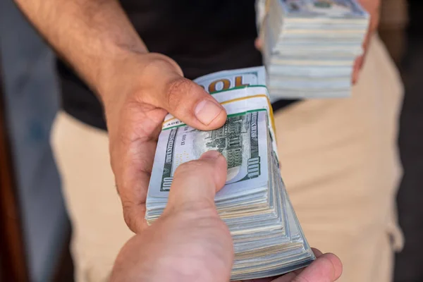 Bir Tomar Amerikan Doları Adamının Elinde Seçici Odak — Stok fotoğraf
