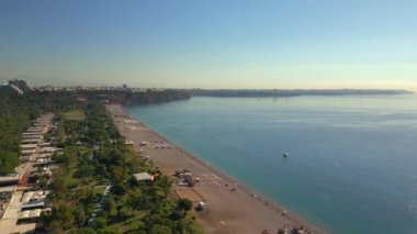 Antalya Konyaalti plajı ve uçurumlarının insansız hava aracı fotoğrafı.