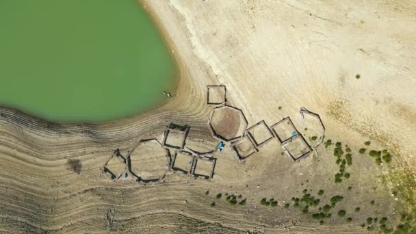 由于全球暖化和干旱 在湖床干土上的废弃养鱼场 — 图库视频影像
