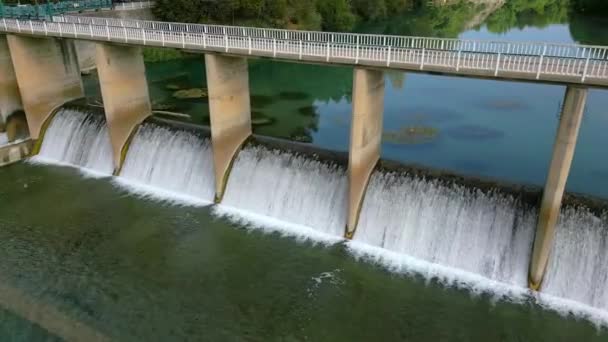 Vista Aérea Del Agua Liberada Central Hidroeléctrica — Vídeo de stock