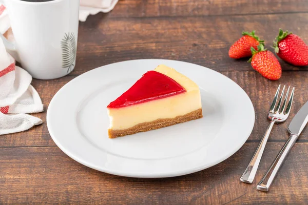 Lezzetli Çilekli Cheesecake Yanında Kahve Ahşap Masa — Stok fotoğraf