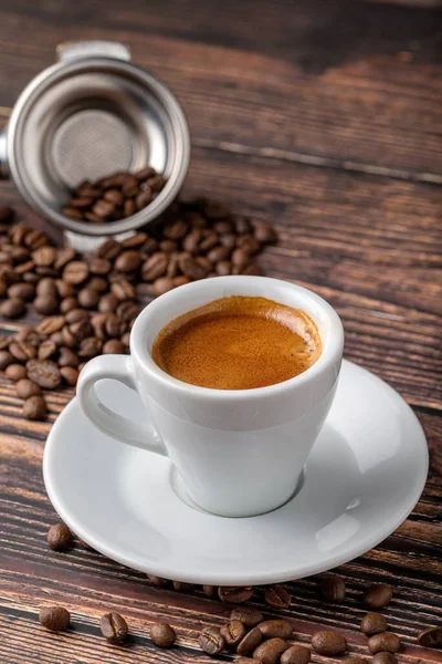 Φρέσκος Καφές Espresso Μαζί Διακοσμημένος Κόκκους Καφέ Στο Ξύλινο Τραπέζι — Φωτογραφία Αρχείου
