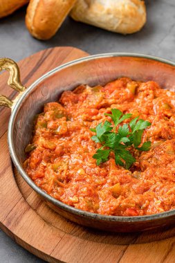 Türk geleneksel menmen yemekleri yumurta, soğan, biber ve domatesle yapılır