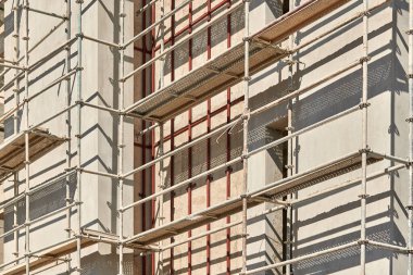 İnşaat iskelesi yeni bir apartmana inşa edilmiş. yeni inşaat devam ediyor