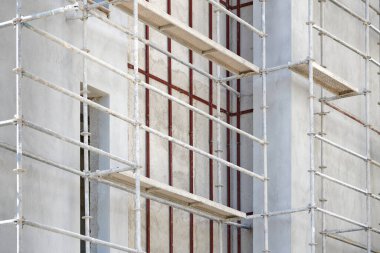 İnşaat iskelesi yeni bir apartmana inşa edilmiş. yeni inşaat devam ediyor