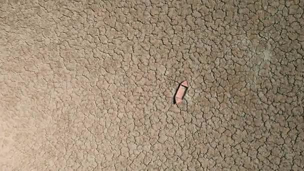 바닥에 갈라진 버려진 줄타는 온난화 가뭄때문에 버렸다 — 비디오