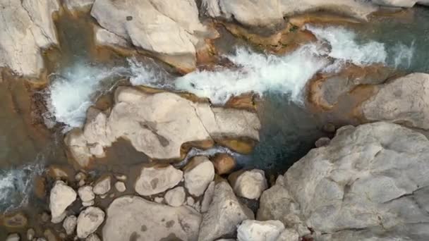 Río Que Fluye Entre Las Rocas Con Movimiento Borroso Disparo — Vídeos de Stock