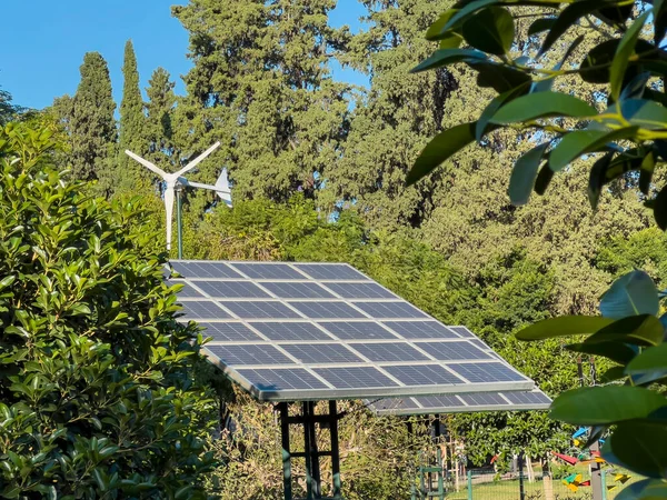 Szélturbina Napelem Telepítve Zöld Park Területén — Stock Fotó