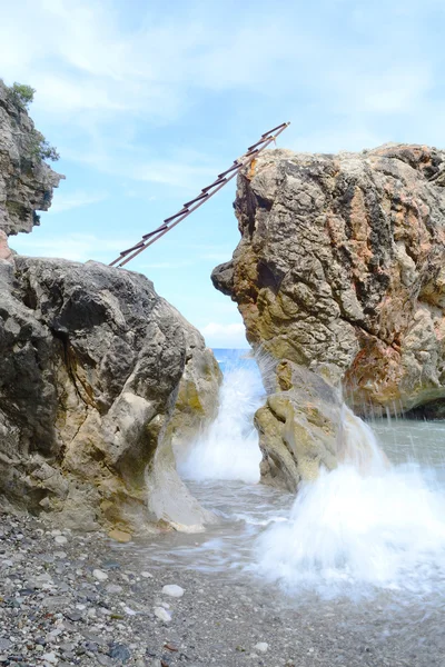 Ondas do mar e falésias — Fotografia de Stock