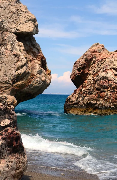 Mar e as pedras enormes, paisagem do mar — Fotografia de Stock
