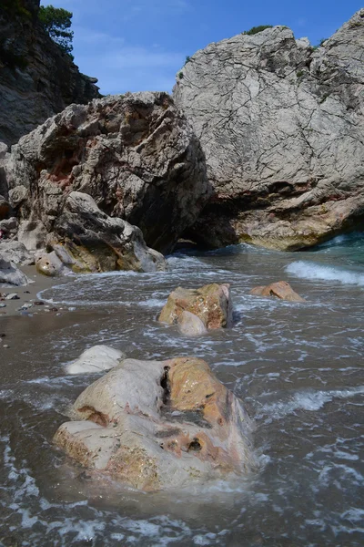 Mar e as pedras enormes — Fotografia de Stock