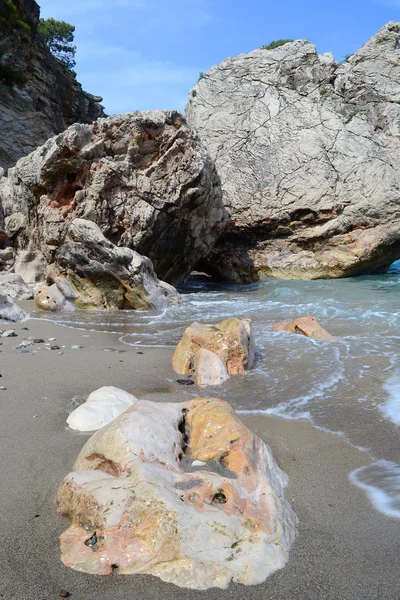 Mar e as pedras enormes — Fotografia de Stock