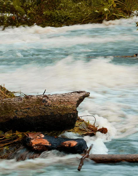 Stormiga berg floden — Stockfoto