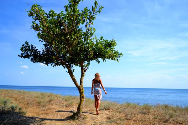 La chica solitaria mirando al mar —  Fotos de Stock