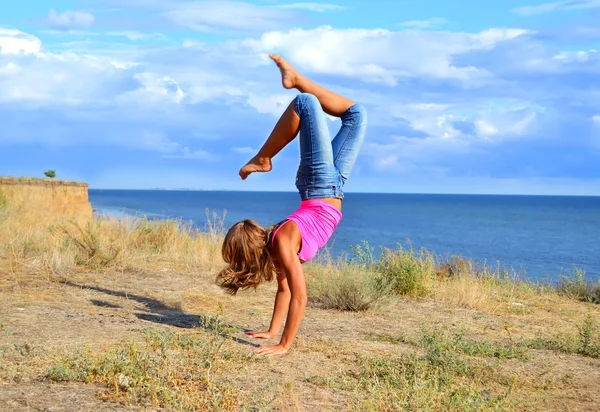 Танцівниця тренується біля моря — стокове фото
