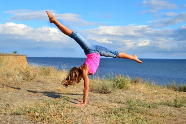 Dansare utövar nära havet — Stockfoto