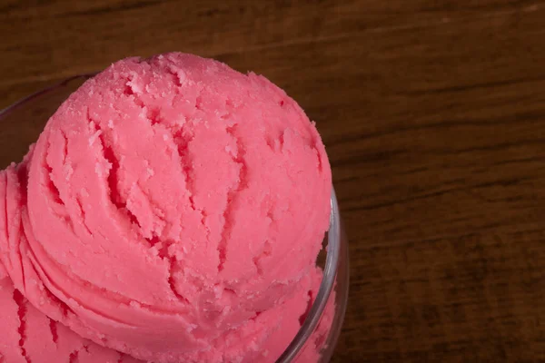 Skořápky Jahodové Zmrzliny Podávané Skleněné Misce Gastronomická Fotografie Zmrzliny Želatiny — Stock fotografie