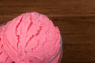 Cam kasede servis edilen çilek aromalı dondurma. Donmuş tatlıların yakın plan çekimleri.