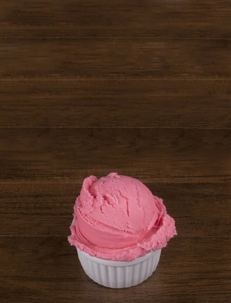 Παγωτό Σερβιρισμένο Λευκή Κατσαρόλα Ξύλινο Τραπέζι Εικόνα Κενό Πάνω Μέρος — Φωτογραφία Αρχείου