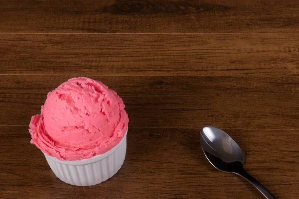 Helado Fresa Roja Servido Una Olla Blanca Cuchara Postre Lado —  Fotos de Stock