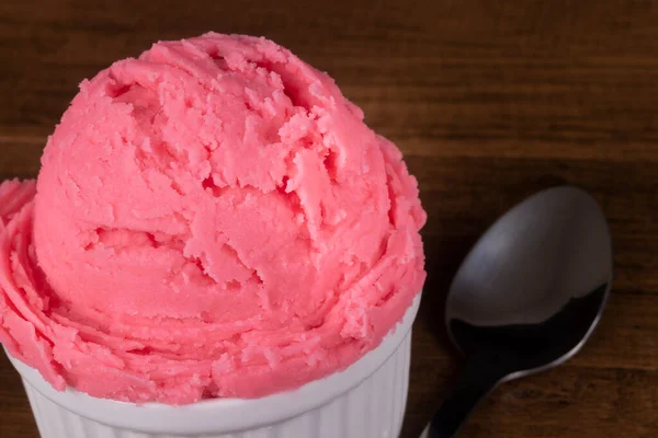 Gelado Com Sabor Morango Servido Uma Panela Branca Com Uma — Fotografia de Stock