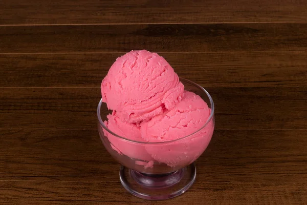 Çilekli Dondurma Cam Kasede Servis Edilir — Stok fotoğraf