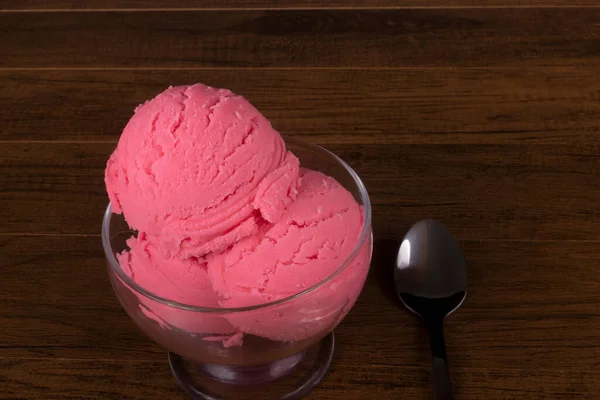 草莓味冰淇淋放在一个玻璃碗里 里面有冰冻甜点的特写照片 用牛奶做的草莓杰拉尔多 — 图库照片
