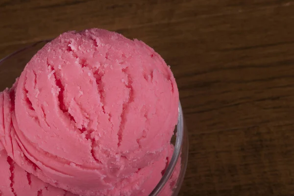 Cam Bir Kasede Servis Edilen Çilekli Dondurma Dondurma Dondurmanın Gastronomik — Stok fotoğraf