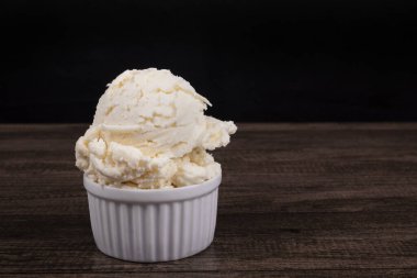 White cream flavored ice cream. Served in a white pot. Food appreciated all over the world found in ice cream parlors and ice cream parlors.