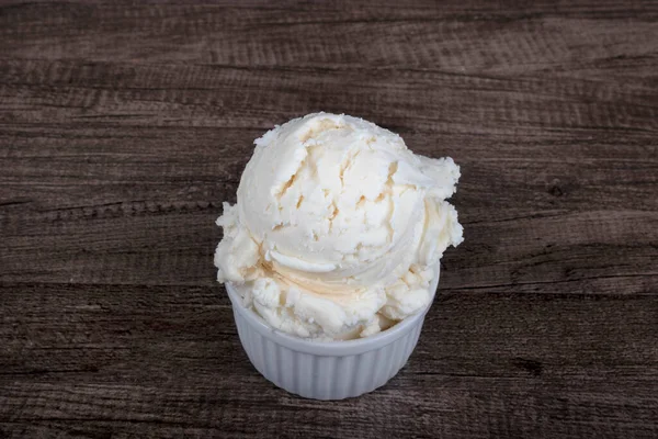 Мороженое Вкусом Белого Крема Подается Белом Горшке Элементы Сконцентрированные Фотографии — стоковое фото