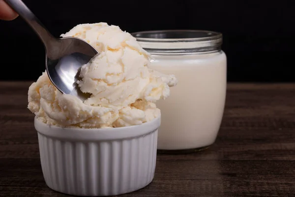 Вкусное Белое Мороженое Вкусом Мороженого Подается Белом Горшке Мороженое Ложкой — стоковое фото