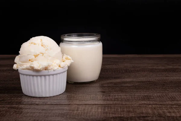 Мороженое Вкусом Белого Крема Подается Белом Горшке Заднем Плане Стакан — стоковое фото