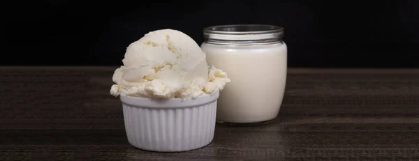 Вкусное Белое Мороженое Вкусом Мороженого Подается Белом Горшке Стаканом Сухого — стоковое фото