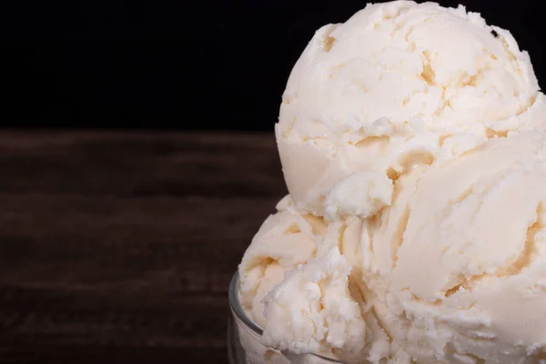 Вкусное Белое Мороженое Вкусом Мороженого Подается Стеклянной Миске Крупный План — стоковое фото
