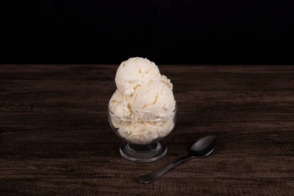 Вкусное Белое Мороженое Вкусом Сливок Подается Стеклянной Миске Ложкой Боку — стоковое фото