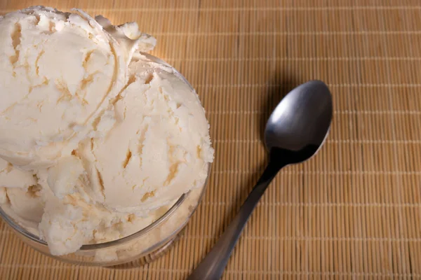 White Cream Ice Cream Served Glass Bowl Right Side Spoon — Zdjęcie stockowe