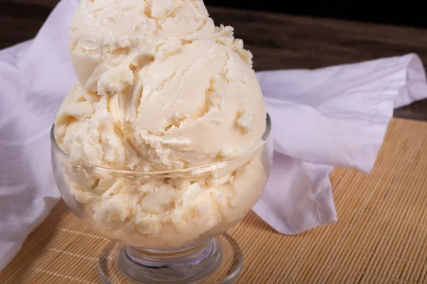 Вкусное Белое Мороженое Подается Стеклянной Миске Готовые Употреблению Желато Шарики — стоковое фото