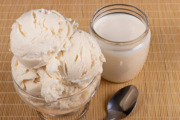 White Cream Ice Cream Served Glass Bowl Next Glass Glass — Zdjęcie stockowe