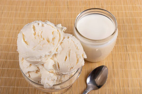 White Cream Ice Cream Served Glass Bowl Next Glass Milk — 스톡 사진