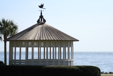 karşı kıyıya beyaz çardak