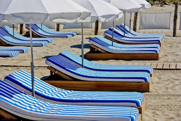 Cama de sol e guarda-sóis — Fotografia de Stock