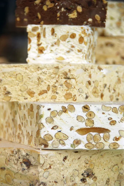 Gros morceaux de torrone — Fotografia de Stock