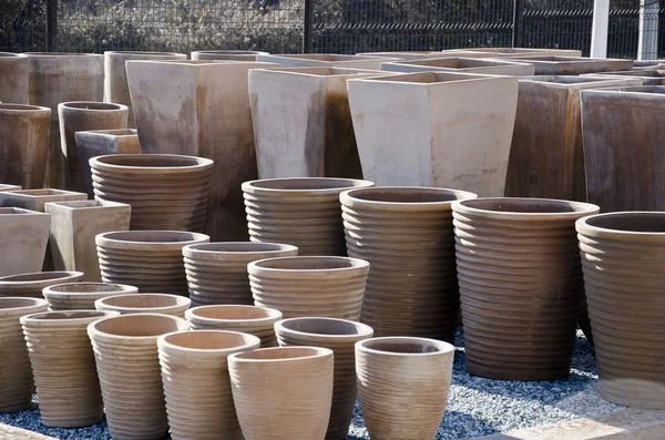 POTS de fleurs et jarres en terre cuite — Stock Fotó