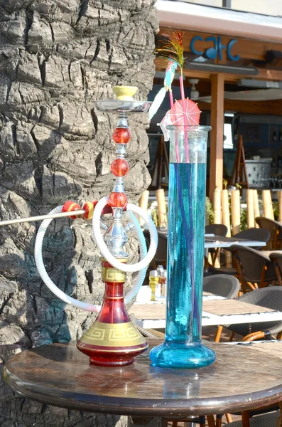 Cocktail et narguilé rouge sur une table de bar — Photo