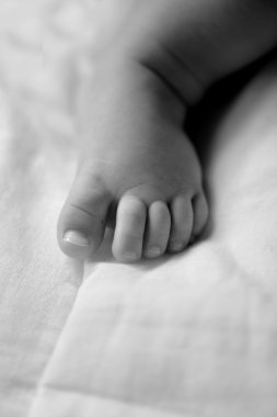 Yenidoğan üzerinde siyah beyaz ayak