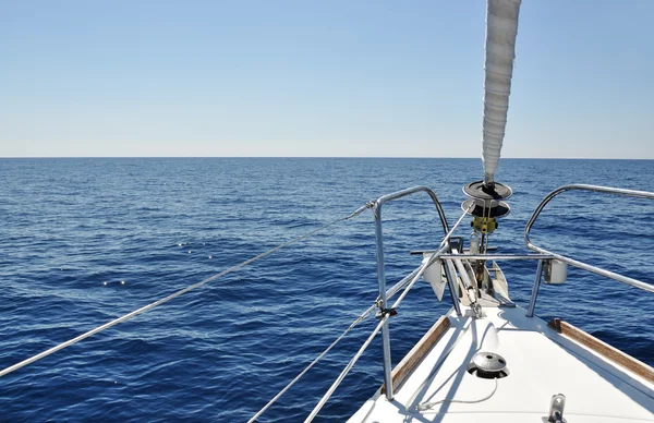 Uitzicht vanaf het dek van zeilboot — Stockfoto